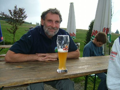 Arrivé à pied par la Chine et à temps pour la bière.