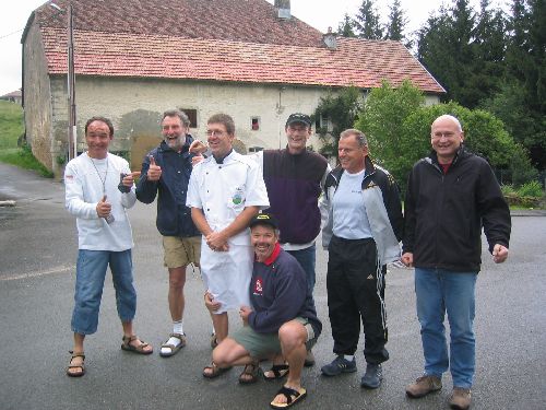 Le chef en habit et ses aides