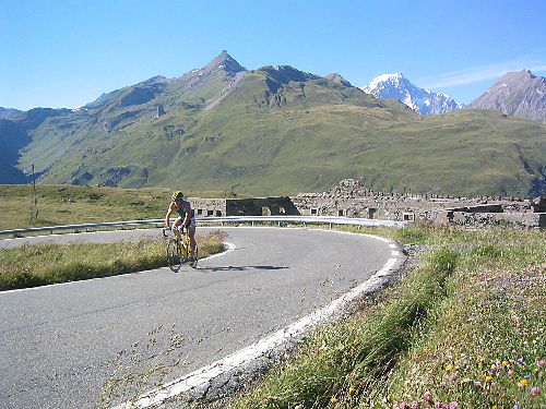 Bruno en pleine bourre dans le Petit St Bernard, au fond le Mt Blanc tout prés.