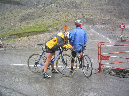 Philou vient d'essuyer la grêle dans la partie la plus raide du Galibier. Allez reste 1 kil ..