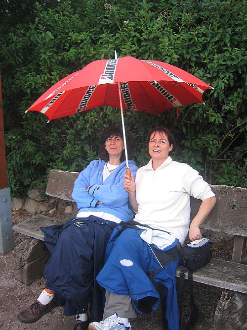 Nos chères dames.....a la causette sous la pluie.