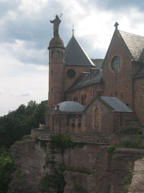 Le Mont St-Odile et son joli promontoire.La fenêtre ronde c'est la chambre papale