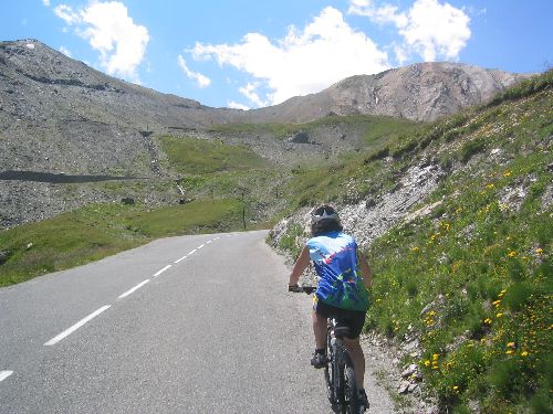 Oops, c'est tout là-haut, le col...