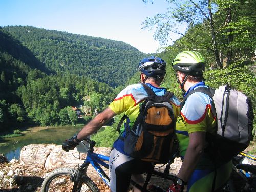 "C'était finalement pas si mal d'être passé par là, hein? C'est beau, La Goule vue d'ici, non?"