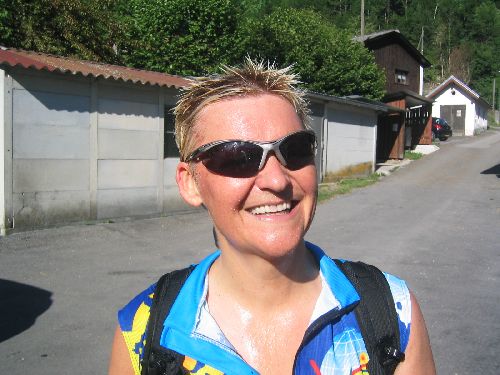 Heureuse d'être à La Goule, Cathala ! Avec le sourire, malgré son bobo genou, sans doute parce que son carosse est là...