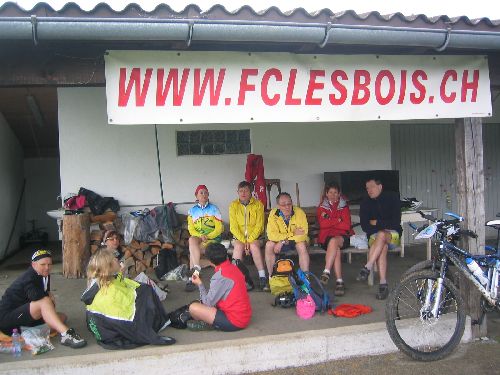 Vive le foot! Enfin, quand il y a un stade avec un abris, seulement!