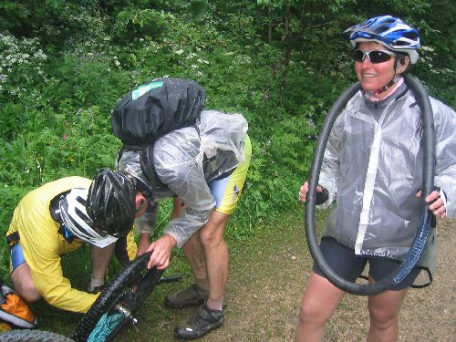 J'sais pas c'qui font avec mon vélo, mais cette chambre à air, j'la garde! On sait jamais!