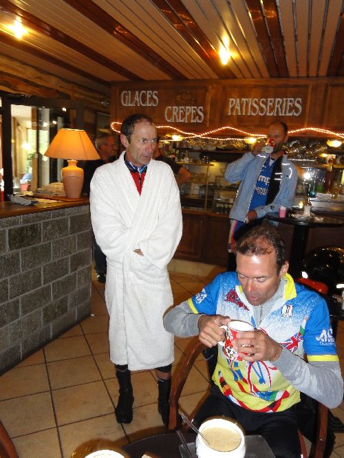 Y'a rien de mieux après une descente du Galibier par 3°C qu'un peignoir et un chocolat chaud! 