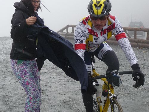 Neige au sommet du Galibier. Vite, met un coupe vent, et descend!!