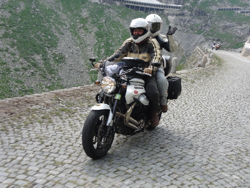 Philou et Coco sur la Guzzi dans la descente de la Tremola