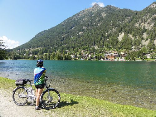 Viviane en admiration devant le paysage de Champex-le-Lac...