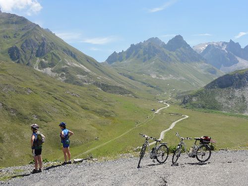 Tu les vois, les cyclistes en bas, ils arrivent? 
