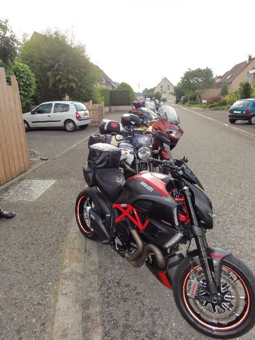 L'alignement des motots avant le départ, avec la toute neuve Diavel aux avant-postes