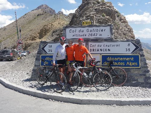 Nouveau panneau au Galibier, chouette mais du mauvais coté de la route 