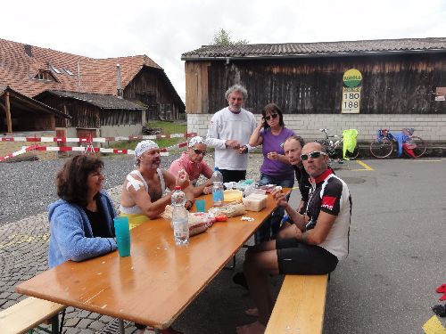 Sympa chez Landi Steffsiburg. Table et chaise