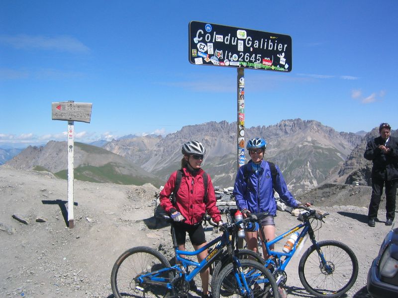 Les filles en haut du Galibier par beau temps cette fois