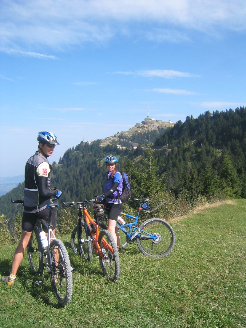 Vue du vrai sommet 1800 m (celui qui est trés cher !), au fond le Rigi Kulm